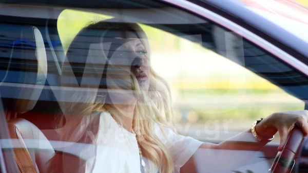 Άσχημα νέα για την Ελένη Μενεγάκη - «Παγώνουν» οι διακοπές της στην Άνδρο