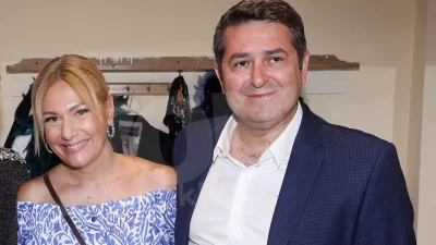 Μάξι με ανοιχτό μπούστο και άνοιγα στο πόδι το νυφικό της - Αδημοσίευτη φωτογραφία από το γάμο της Τίνας Μεσσαροπούλου