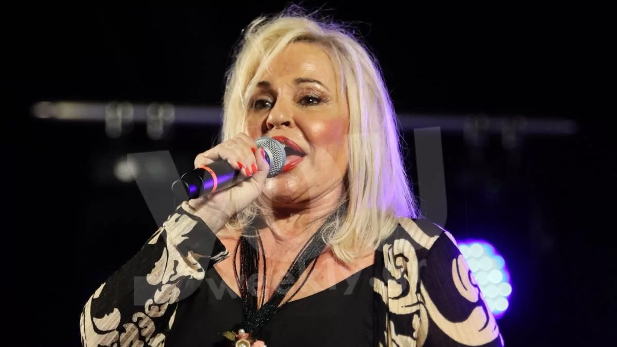 Σοκαριστικός τραυματισμός για την Μπέσσυ Αργυράκη - Έπεσε από εξέδρα ενός μέτρου ενώ τραγουδούσε