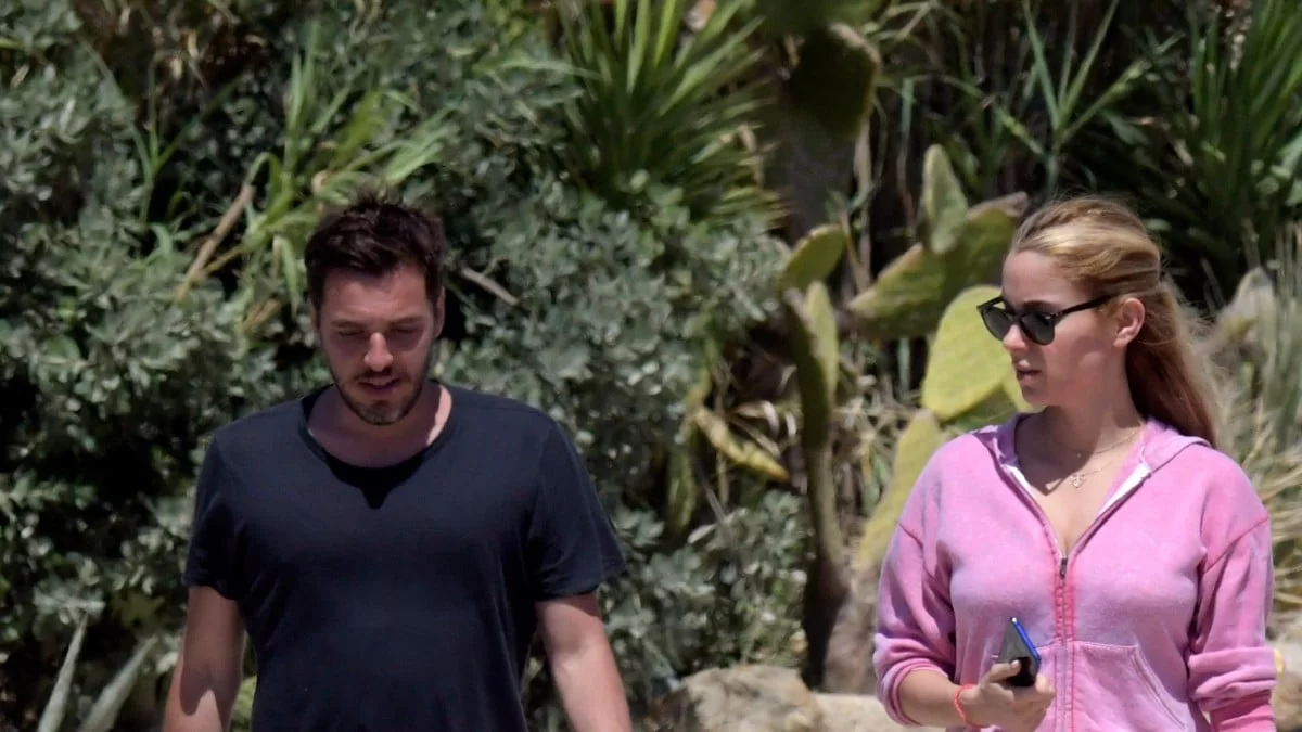 Έχει τεράστιο κήπο με πισίνα, θέα θάλασσα και όλο το νησί "πιάτο" - Αξιοζήλευτη η βίλα Δούκισσας Νομικου & Δημήτρη Θεοδωρίδη στην Μύκονο