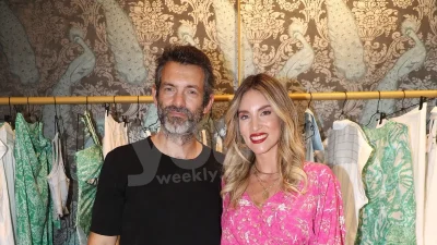 Με φούξια σετάκι που αναδεικνύει τα καλλίγραμμα πόδια και τους κοιλιακούς της δίπλα στον Μιχόπουλο - Η λαμπερή εμφάνιση της Αθηνάς Οικονομάκου στα εγκαίνια του μαγαζιού της