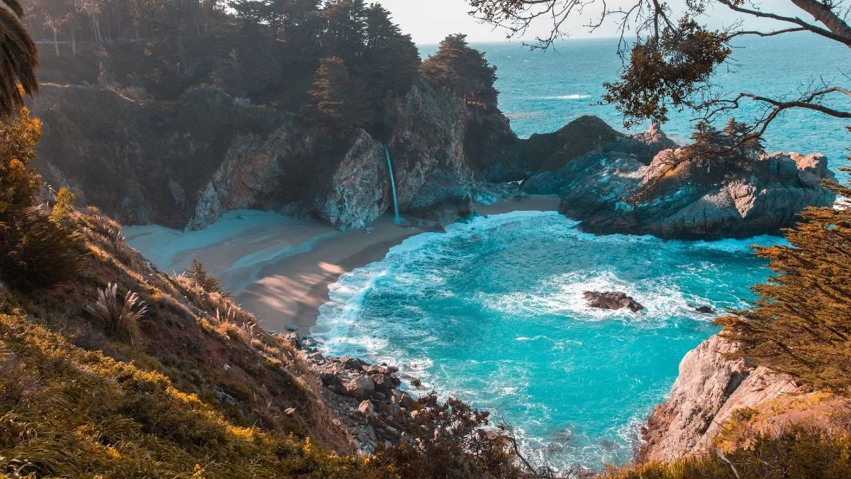 Είναι σαν παράδεισος: Η μαγευτική παραλία της Αττικής που λίγοι γνωρίζουν