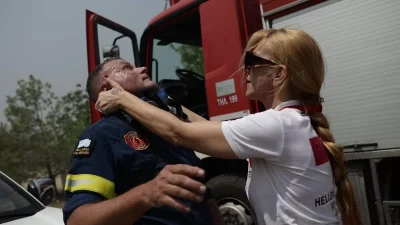 Σκηνές που ''κόβουν'' την ανάσα - Πυροσβέστης λιποθύμησε στο πύρινο μέτωπο