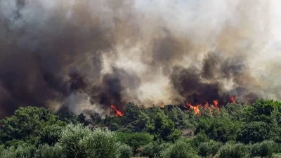 Ξέσπασε φωτιά στη Ρόδο - Πολύ δύσβατη η περιοχή