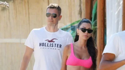 Μοιάζουν στη μητέρα τους - Διακοπές στη Σκύρο για τον Αντώνη Σρόιτερ & την Ιωάννα Μπούκη με τις κόρες τους, Παυλίνα και Νάντια