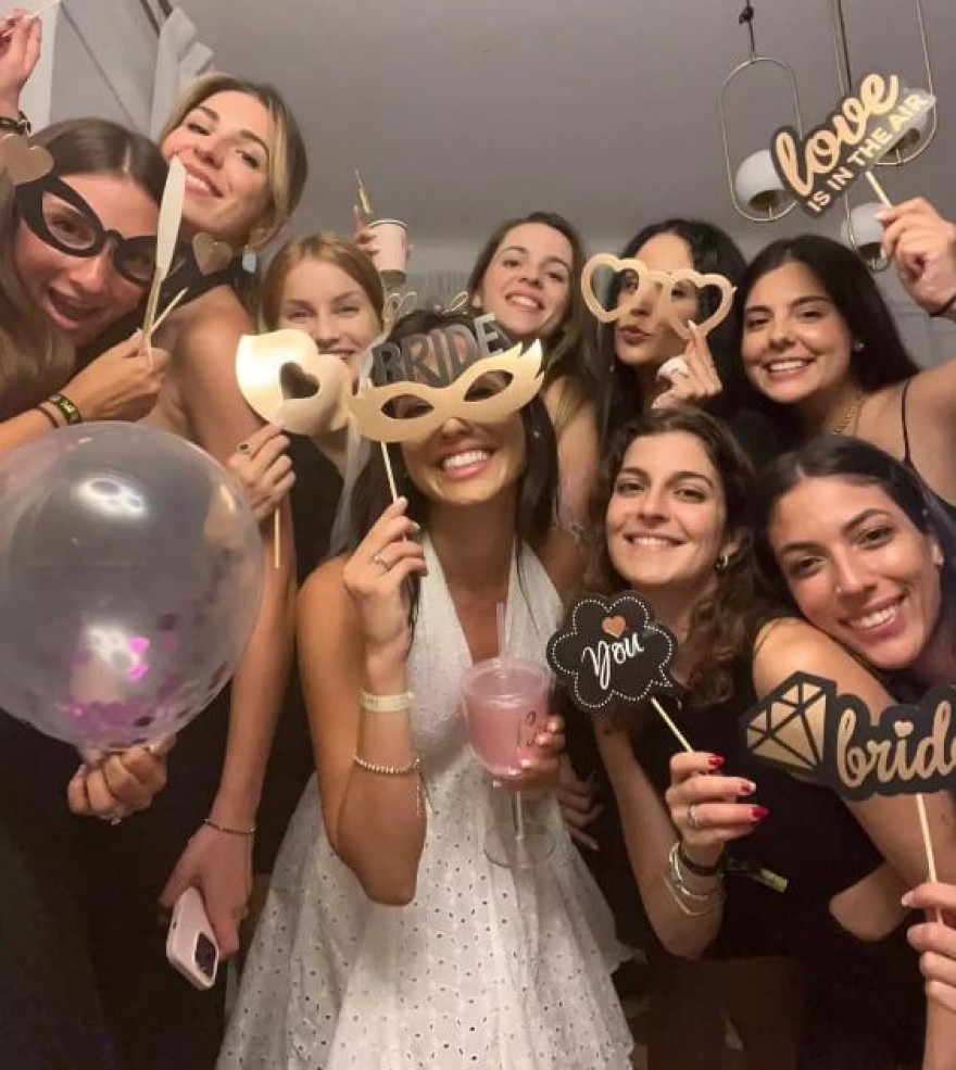 Παντρεύεται ο Stan - Φωτογραφίες και βίντεο από το φαντασμαγορικό μπάτσελορ της μέλλουσας γυναίκας του