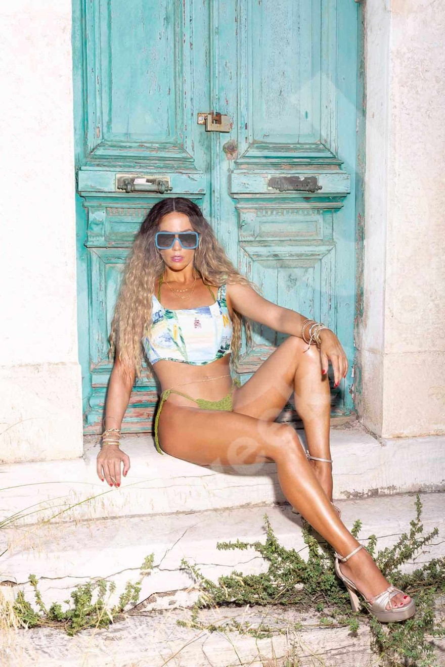 Κατερίνα Στικούδη: Φωτογραφίζεται στον καύσωνα για το YOU με αποκαλυπτικά μαγιό και μιλά πρώτη φορά για κάποιες αλλαγές στην ζωή της