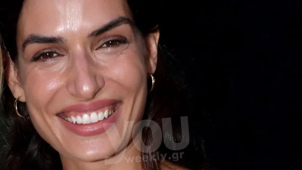 Με φλοράλ φόρεμα και λευκά sneakers - Η εντυπωσιακή εμφάνιση της Τόνιας Σωτηροπούλου σε συναυλία του Κωστή Μαραβέγια