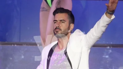 Στιγμές συγκίνησης για τον Τσιμιτσέλη - Του έκαναν έκπληξη γενεθλίων στο κατάμεστο θέατρο πάνω στην σκηνή (Βίντεο)