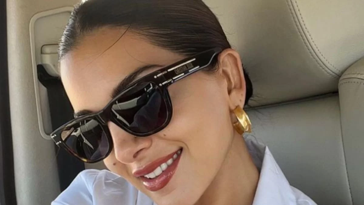 Με στενό και μίνι φόρεμα στα σοκάκια της Πάρου μαζί με το γιο της - Φανερά ανανεωμένη η Σταματίνα Τσιμτσιλή