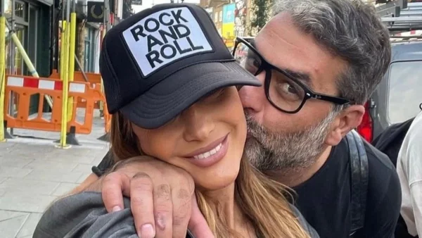 Φιλιούνται παθιασμένα στην ακροθαλασσιά: Η φωτογραφία με την οποία ευχήθηκε ο Μπισμπίκης στην Βανδή για τα γενέθλιά της