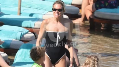 Ολόκληρος άντρας στην αγκαλιά της Βίκυς Καγιά ο γιος της, Κάρολος - Η τρυφερή στιγμή τους σε παραλία της Μυκόνου