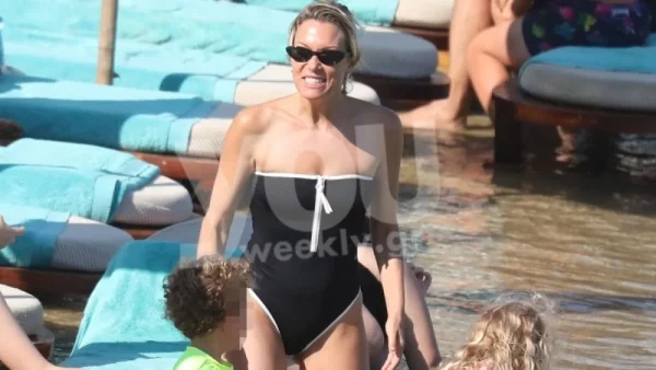 Ολόκληρος άντρας στην αγκαλιά της Βίκυς Καγιά ο γιος της, Κάρολος - Η τρυφερή στιγμή τους σε παραλία της Μυκόνου