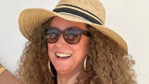 Πάνω από 10.000 likes στη φωτογραφία της - Η Κατερίνα Βρανά πόζαρε γυμνή κρύβοντας τα επίμαχα σημεία του σώματός της