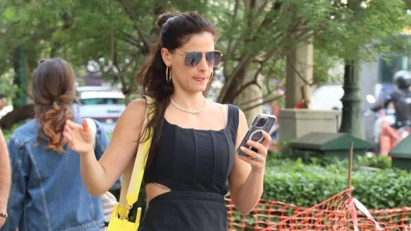 Προβληματισμένη, με μίνι μαύρο φορεματάκι και το κινητό στο χέρι - Αποκλειστικές φωτογραφίες της Χριστίνας Μπόμπα στο κέντρο της Αθήνας