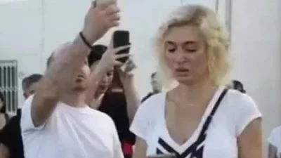 Με σκυμμένο το κεφάλι και φορτισμένη συναισθηματικά - Στο σημείο της φονικής πυρκαγιάς στο Μάτι η Ζέτα Δούκα, 5 χρόνια μετά