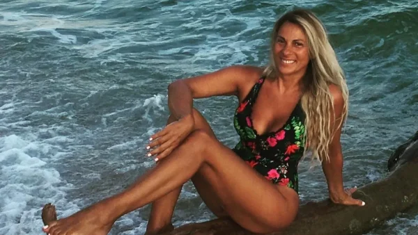 Πανζουρλισμός με τις φωτογραφίες της Ζώζας Μεταξά με μαγιό στα 50 της - Έκανε ντους με το λάστιχο στον κήπο μετά τη θάλασσα