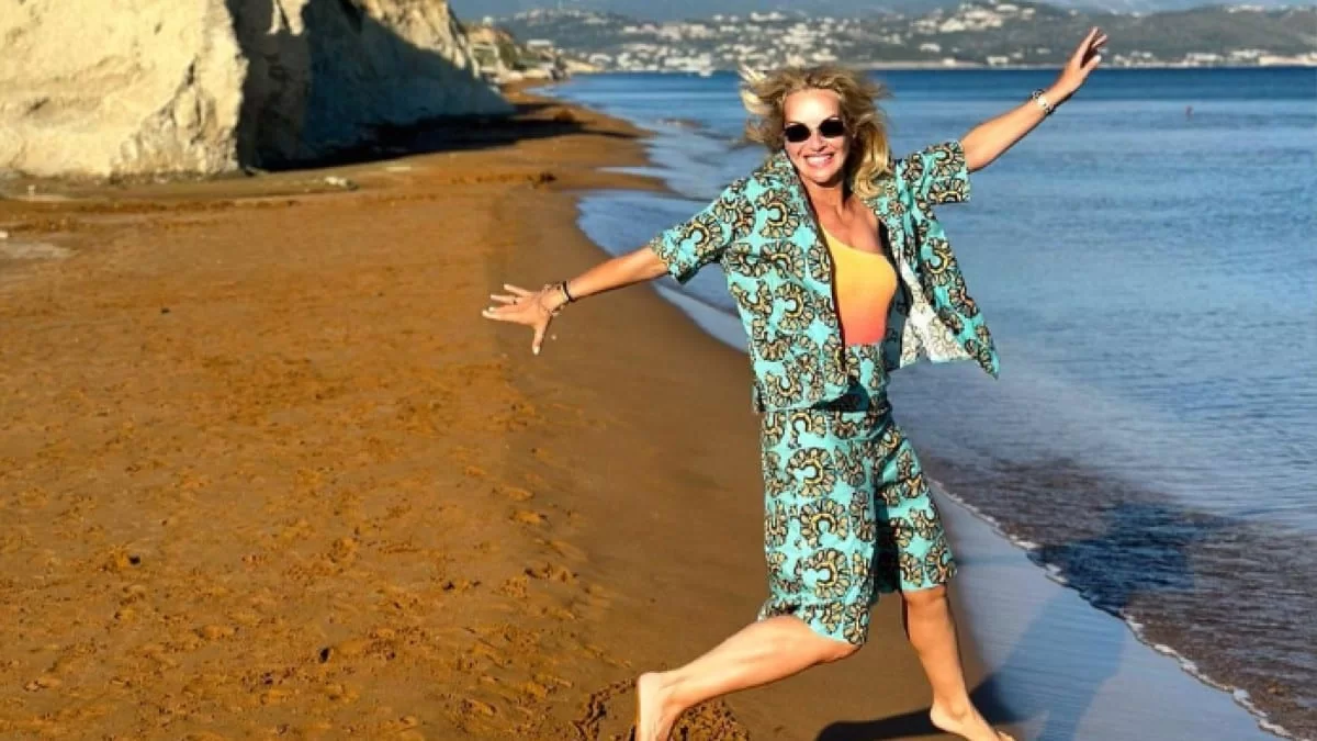 Μοιράζει «εγκεφαλικά» η Μαρία Μπεκατώρου - Οι φωτογραφίες με την γράμμωση στην κοιλιά και τα γυμνασμένα πόδια της