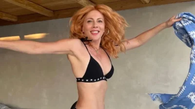 Έκπληξη γενεθλίων στη Σμαράγδα Καρύδη στη βεράντα του εξοχικού της στην Αίγινα - Οι ηθοποιοί που βρέθηκαν εκεί