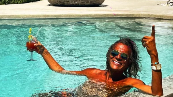 Τα έσπασε στην κυριολεξία ο Ψινάκης - Πέταγε το ένα πιάτο μετά το άλλο σε νυχτερινό μαγαζί της Τουρκίας (Βίντεο)