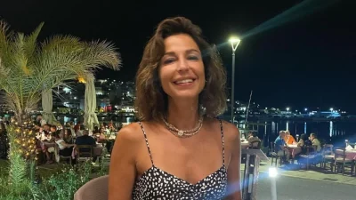 Στη Σητεία με τον μεγάλο της γιο, Μάξιμο - Η Κατερίνα Παπουτσάκη ανανεωμένη στην παραλία με τα διαφορετικά της μπικίνι