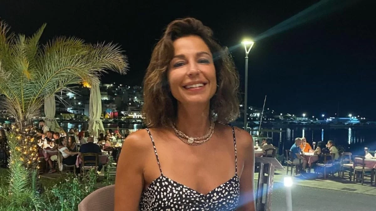 Στη Σητεία με τον μεγάλο της γιο, Μάξιμο - Η Κατερίνα Παπουτσάκη ανανεωμένη στην παραλία με τα διαφορετικά της μπικίνι