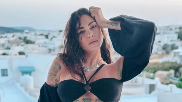 Την περνάει επτά χρόνια αλλά είναι σαν δίδυμες - Κούκλα με καστανά μαλλιά και μεγάλα χείλη η αδερφή της Ευρυδίκης Βαλαβάνη