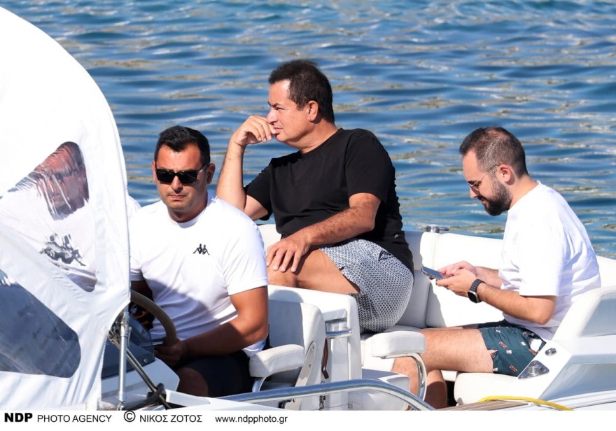 Ατζούν Ιλιτζαλί: Σκεπτικός στο σκάφος του - Φωτογραφίες από τις διακοπές του στη Μύκονο
