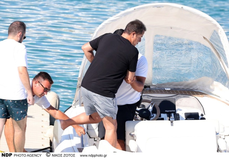 Ατζούν Ιλιτζαλί: Σκεπτικός στο σκάφος του - Φωτογραφίες από τις διακοπές του στη Μύκονο