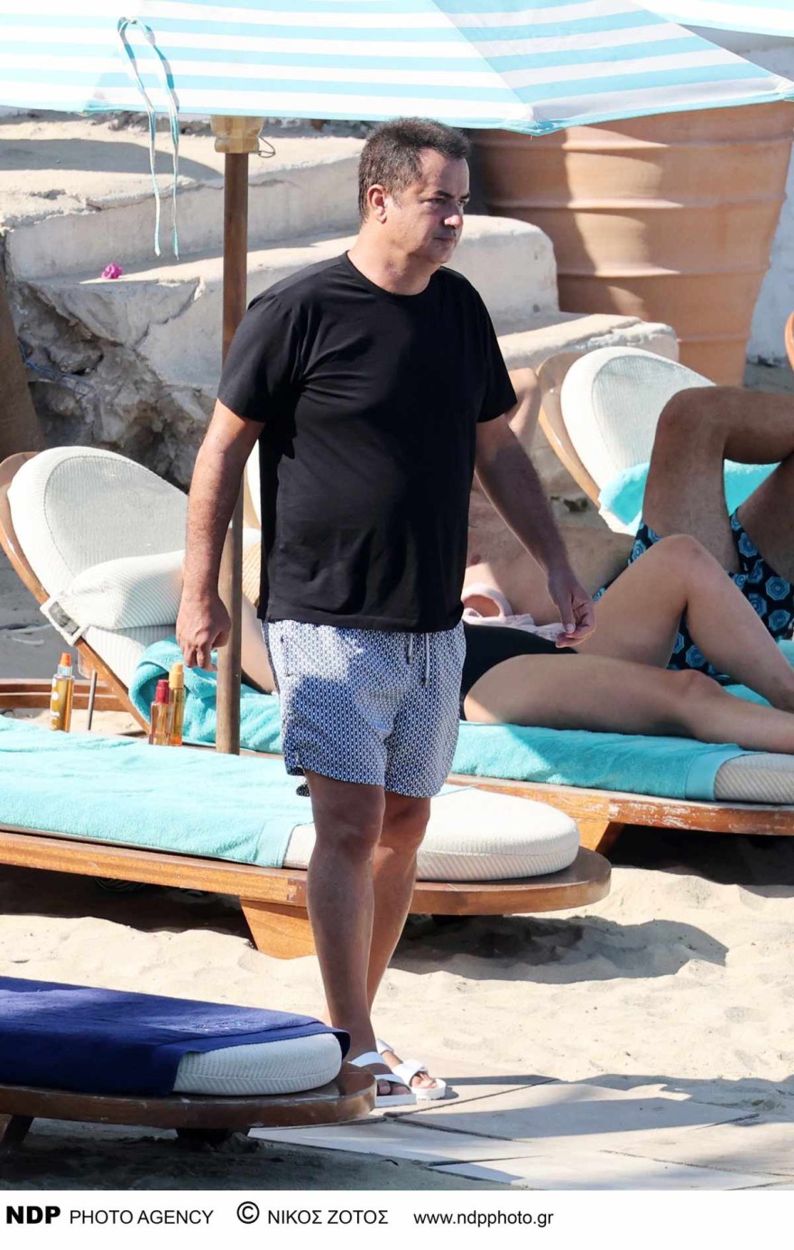 Ατζούν Ιλιτζαλί: Σκεπτικός στο σκάφος του - Φωτογραφίες από τις διακοπές του στη Μύκονο