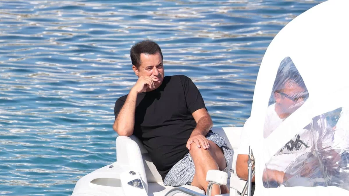 Ατζούν Ιλιτζαλί: Σκεπτικός στο σκάφος του - Φωτογραφίες από τις διακοπές του στη Μύκονο