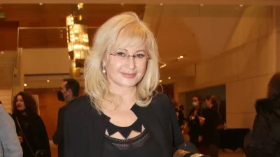 Με εμπριμέ μπικίνι η Αγγελική Νικολούλη - Η πόζα της στην ακροθαλασσιά