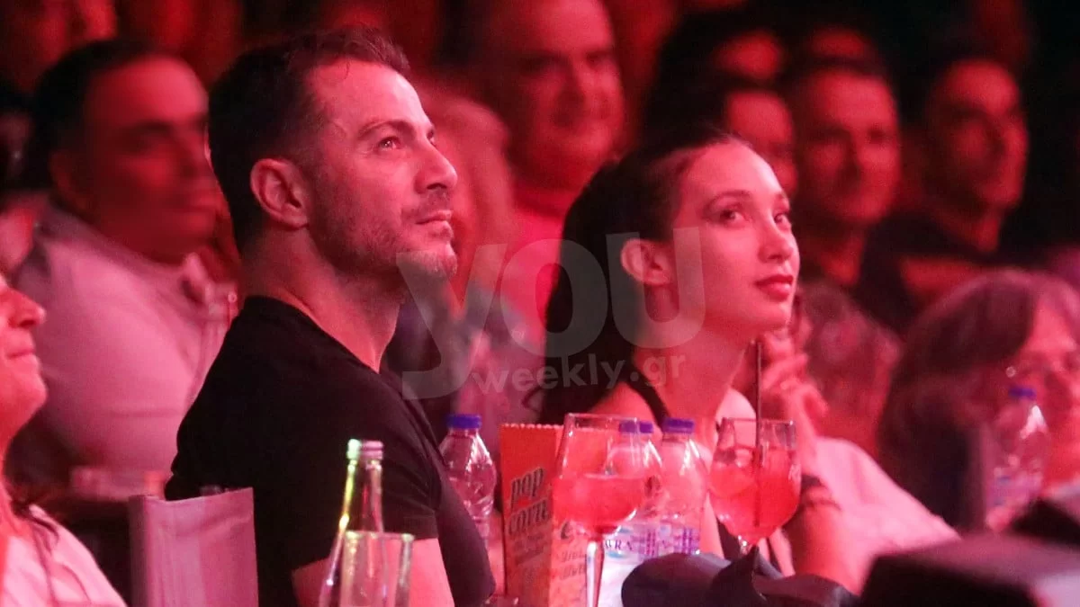 Αντάλλασσαν ματιές και χαμογελούσαν συνεχώς ο ένας στον άλλο - Τα τρυφερά τετ α τετ του Γιώργου Αγγελόπουλου με τη Δήμητρα Βαμβακούση στο θέατρο