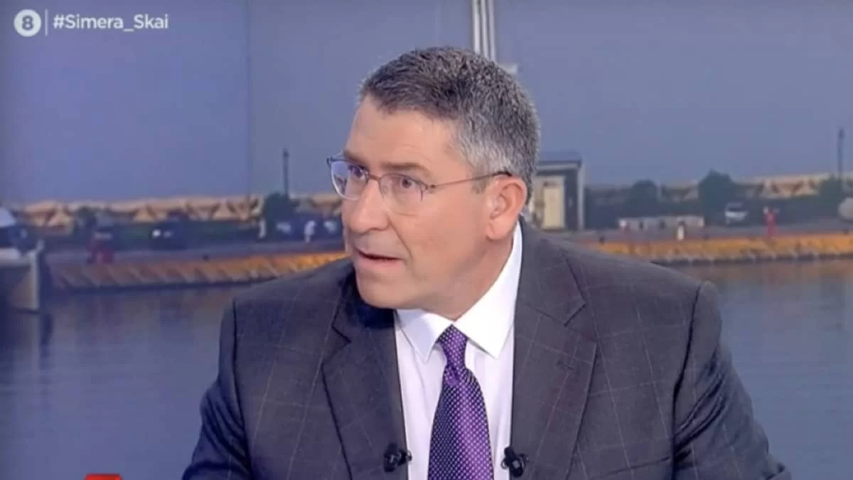 Χωρίς τα γυαλιά μυωπίας και εμφανώς μαυρισμένος ο Άκης Παυλόπουλος - Ξανθιά και κούκλα η σύζυγός του στις διακοπές τους στη Νάξο