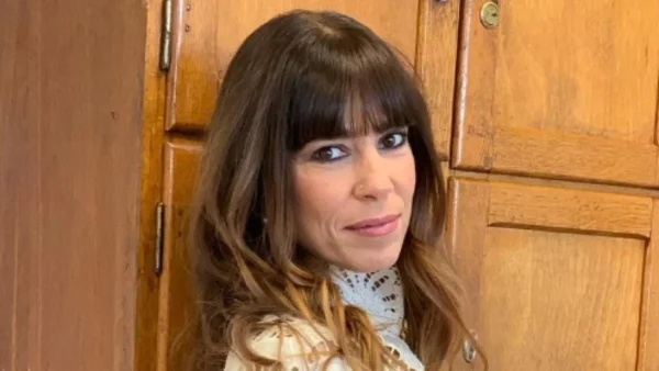 Φοβερά γυμνασμένη σε χέρια και κοιλιά - Σοκάρει η Αλικάκη με το κορμί της στην παραλία στα 51 της