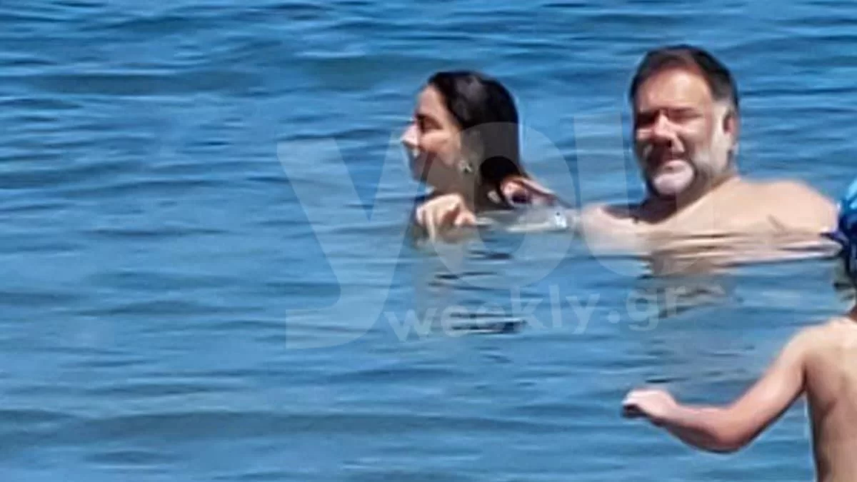 Αποκλειστικές φωτογραφίες: Βουτιές σε παραλία της Κρήτης για τον Γρηγόρη Αρναούτογλου και την Νάνσυ Αντωνίου