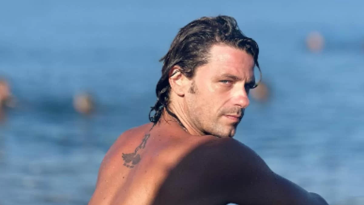 Ολόγυμνος μέσα στη θάλασσα ο Αποστόλης Τότσικας μπροστά στη σύζυγό του - Η φωτογραφία που δημοσίευσε