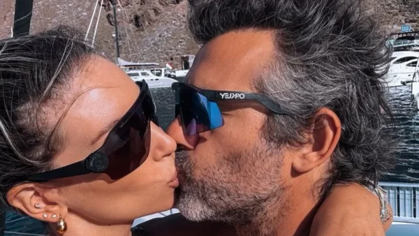 Η λαμπερή εμφάνιση της Αθηνάς Οικονομάκου στην Ισπανία - Με μπλε μίνι φόρεμα στο πλευρό του Μιχόπουλου