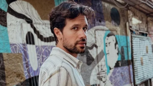 Τον κρατούσε από το χέρι -  Η τρυφερή βόλτα του Ορφέα Αυγουστίδη με το γιο του στη θάλασσα