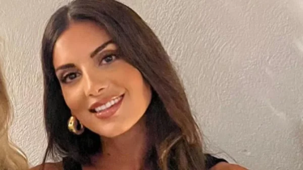 Με εξώπλατο μπλουζάκι και στενό τζιν παντελόνι - Επέστρεψε στα γραφεία του Alpha η Σταματίνα Τσιμτσιλή μετά τις διακοπές της