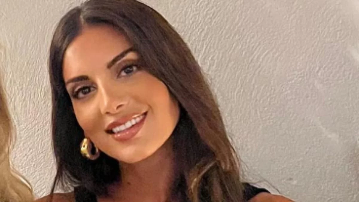 Με εξώπλατο μπλουζάκι και στενό τζιν παντελόνι - Επέστρεψε στα γραφεία του Alpha η Σταματίνα Τσιμτσιλή μετά τις διακοπές της