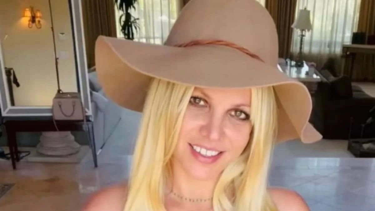 Σε lounge bar της Βουλιαγμένης με μοναδική θέα - Ήρθε στην Ελλάδα ο personal trainer της Britney Spears