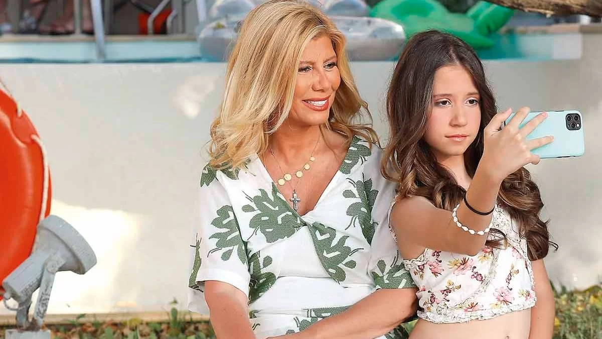 Αποκλειστικές φωτογραφίες: Χαλαρές στιγμές για την Ζήνα Κουτσελίνη και την 13χρονη κόρη της