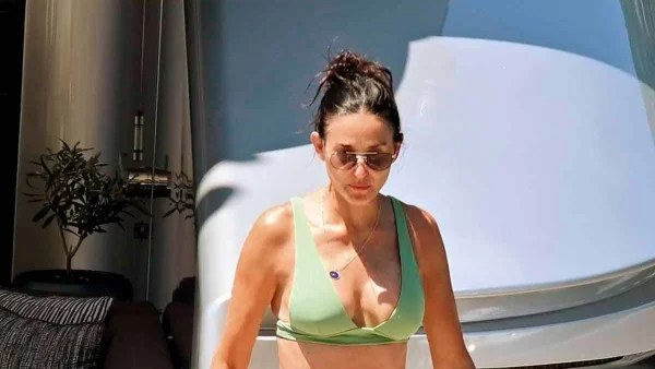 Ντέμι Μουρ: Αψεγάδιαστο σώμα στα 60 της χρόνια - Αποκλειστικές φωτογραφίες από τις διακοπές της στην Κεφαλονιά