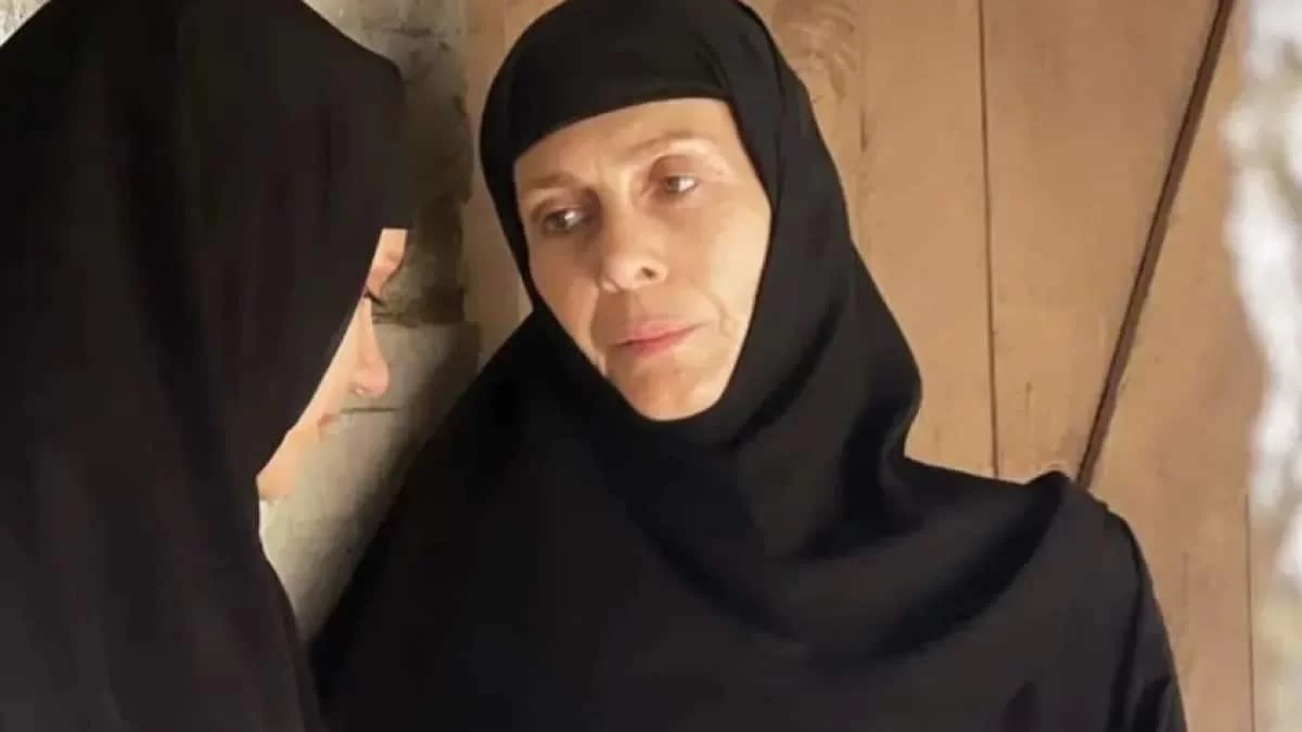 «Πέταξε» τα ράσα από το Μαύρο Ρόδο: Με κοιλιακούς και γραμμωμένα πόδια - Πανζουρλισμός με το μπικίνι της Κατερίνας Διδασκάλου