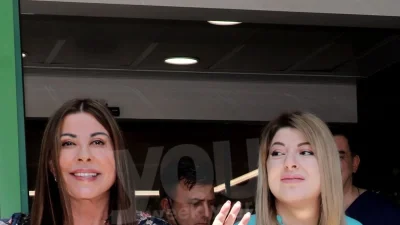 Με κολλητό καμπάνα παντελόνι η Δημητρίου και μπλε μπλούζα η Όλγα - Η έξοδος της Κιουρτσάκη από το μαιευτήριο