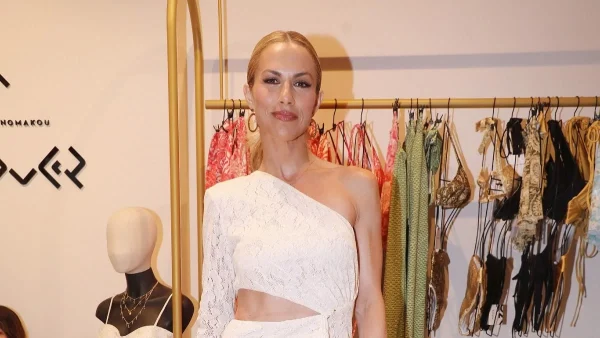 Ντορέττα Παπαδημητρίου: Με μπρονζέ μακιγιάζ & χαμηλό ponytail έστρεψε όλα τα βλέμματα πάνω της!