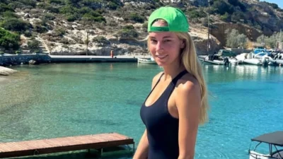 Ξαπλωμένη σε ψάθα με το μαγιό και τα γυαλιά ηλίου της - Η μικρή Αναστασία φωτογράφησε τη Δούκισσα Νομικού