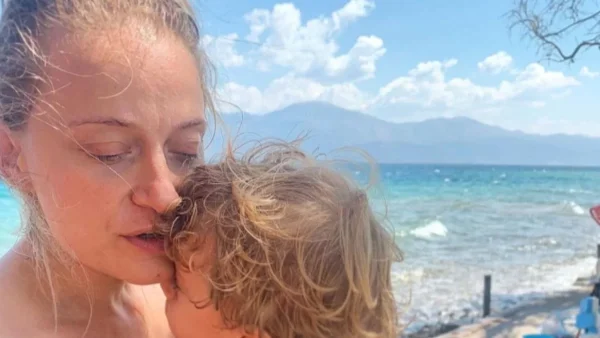 Σαν ξανθός άγγελος στην αγκαλιά της μαμάς του - Στην Επίδαυρο για διακοπές η Δροσάκη με το γιο της