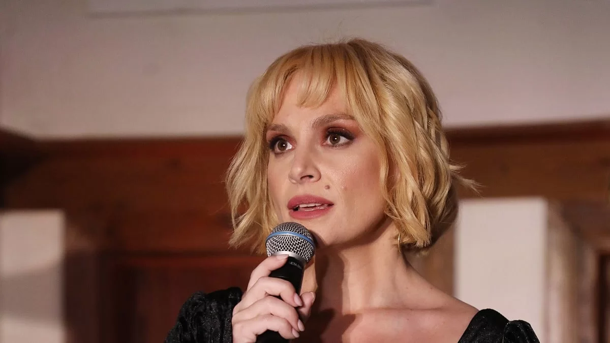 Εντελώς αμακιγιάριστη, φορώντας το μαγιό της και τρώγοντας ντομάτα - Το πρώτο καλοκαίρι της Ελεωνόρας Ζουγανέλη με τον Νίκο Συρίγο